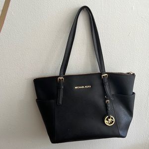 Micheal Kors black leather purse